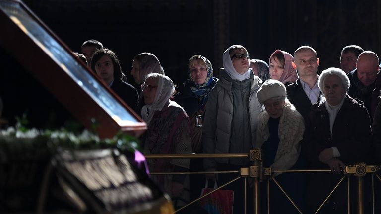 Прихожане во время богослужения в праздник Благовещения Пресвятой Богородицы в кафедральном соборном Храме Христа Спасителя в Москве Прихожане во время богослужения в праздник Благовещения Пресвятой Богородицы в кафедральном соборном Храме Христа Спасителя в Москве
