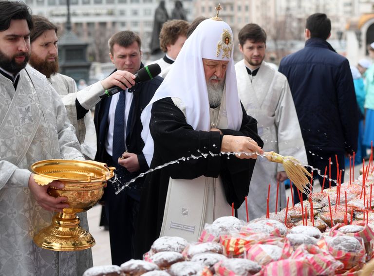 Патриарх Московский и всея Руси Кирилл освящает куличи после богослужения в праздник Благовещения Пресвятой Богородицы в кафедральном соборном Храме Христа Спасителя в Москве Патриарх Московский и всея Руси Кирилл освящает куличи после богослужения в праздник Благовещения Пресвятой Богородицы в кафедральном соборном Храме Христа Спасителя в Москве