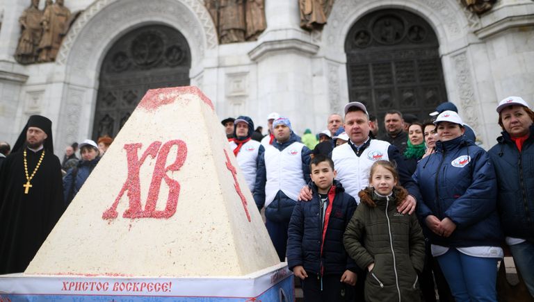 Прихожане после богослужения в праздник Благовещения Пресвятой Богородицы у кафедрального соборного Храма Христа Спасителя в Москве Прихожане после богослужения в праздник Благовещения Пресвятой Богородицы у кафедрального соборного Храма Христа Спасителя в Москве