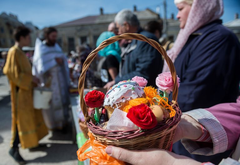 Верующие освящают пасхальные куличи и яйца в Великую субботу в храме Святых апостолов Петра и Павла в Симферополе Верующие освящают пасхальные куличи и яйца в Великую субботу в храме Святых апостолов Петра и Павла в Симферополе