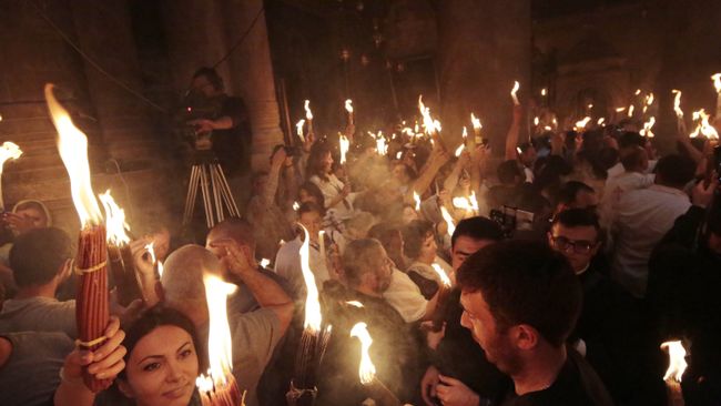 Верующие со свечами, зажженными от Благодатного огня в храме Гроба Господня. 7 апреля 2018 Верующие со свечами, зажженными от Благодатного огня в храме Гроба Господня. 7 апреля 2018