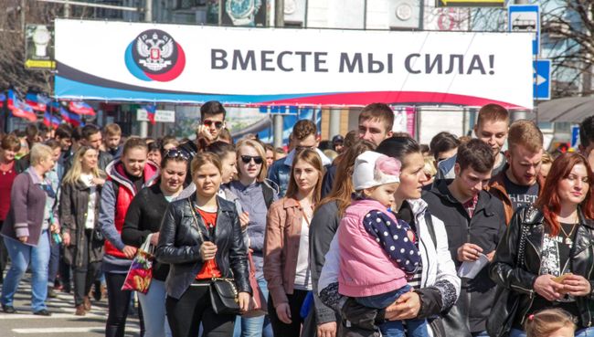 Участники праздничного шествия в Донецке, посвященного четвертой годовщине провозглашения независимости Донецкой народной республики. 7 апреля 2018 Участники праздничного шествия в Донецке, посвященного четвертой годовщине провозглашения независимости Донецкой народной республики. 7 апреля 2018