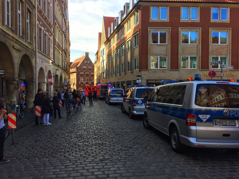 Полицейские в центре Мюнстера, где произошел наезд, Германия. 7 апреля 2018 Полицейские в центре Мюнстера, где произошел наезд, Германия. 7 апреля 2018