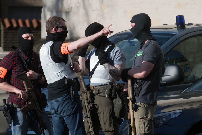 Офицеры полиции рядом с местом, где автомобиль въехал в толпу людей в Мюнстере, Германия. 7 апреля 2018 Офицеры полиции рядом с местом, где автомобиль въехал в толпу людей в Мюнстере, Германия. 7 апреля 2018