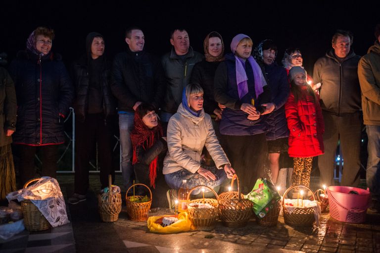 Прихожане во время пасхальной службы в храме-маяке Святого Николая Чудотворца в селе Малореченском