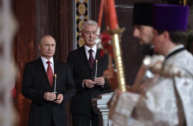 Президент РФ Владимир Путин и мэр Москвы Сергей Собянин на праздничном пасхальном богослужении  в кафедральном соборном Храме Христа Спасителя