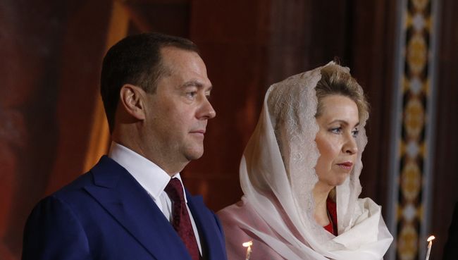 Премьер-министр РФ Д. Медведев с супругой на пасхальном богослужении