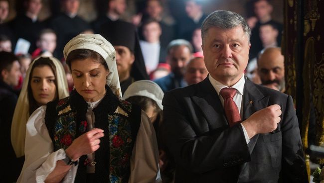 Президент Украины Петр Порошенко с супругой Мариной Порошенко и детьми во время праздничного богослужения в Киеве. 8 апреля 2018 Президент Украины Петр Порошенко с супругой Мариной Порошенко и детьми во время праздничного богослужения в Киеве. 8 апреля 2018