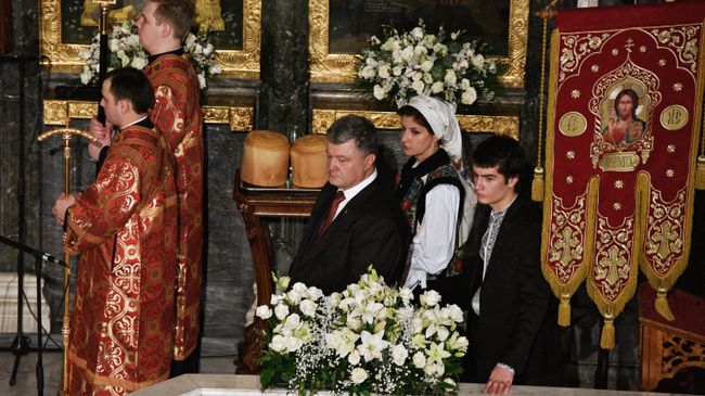 Президент Украины Петр Порошенко с супругой Мариной и сыном Михаилом во время празднования пасхи в Киево-Печерской лавре Президент Украины Петр Порошенко с супругой Мариной и сыном Михаилом во время празднования пасхи в Киево-Печерской лавре