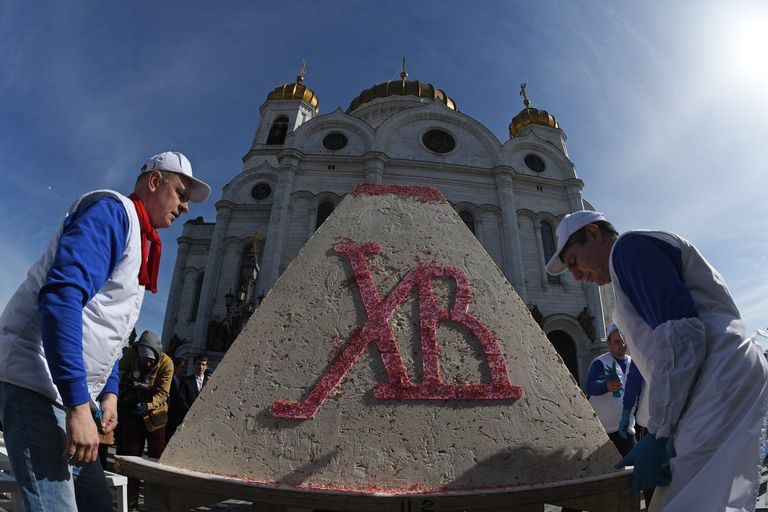 Творожная пасха у храма Христа Спасителя Творожная пасха у храма Христа Спасителя
