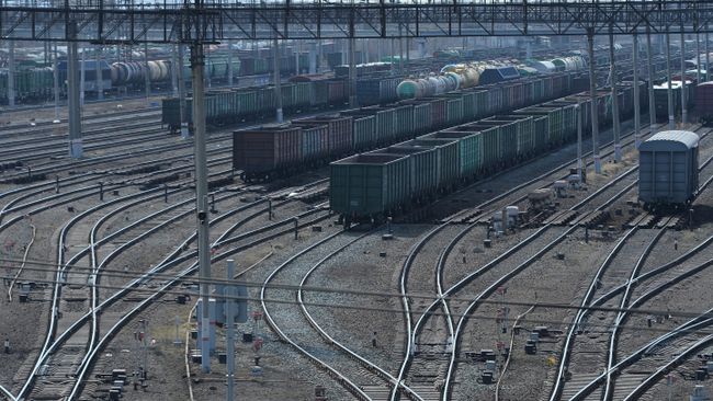 Товарные вагоны на ЖД путях. Архивное фото Товарные вагоны на ЖД путях. Архивное фото