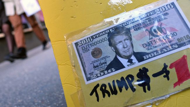 Сувенирная купюра американского доллара с портретом Дональда Трампа