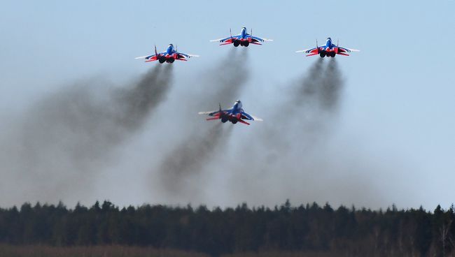 Многоцелевые истребители Су-30СМ пилотажной группы Русские Витязи над аэродромом Кубинка во время репетиции воздушной части парада Победы. Архивное фото