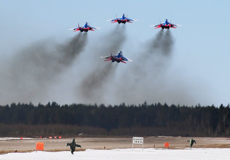Многоцелевые истребители Су-30СМ пилотажной группы Русские Витязи над аэродромом Кубинка во время репетиции воздушной части парада Победы Многоцелевые истребители Су-30СМ пилотажной группы Русские Витязи над аэродромом Кубинка во время репетиции воздушной части парада Победы