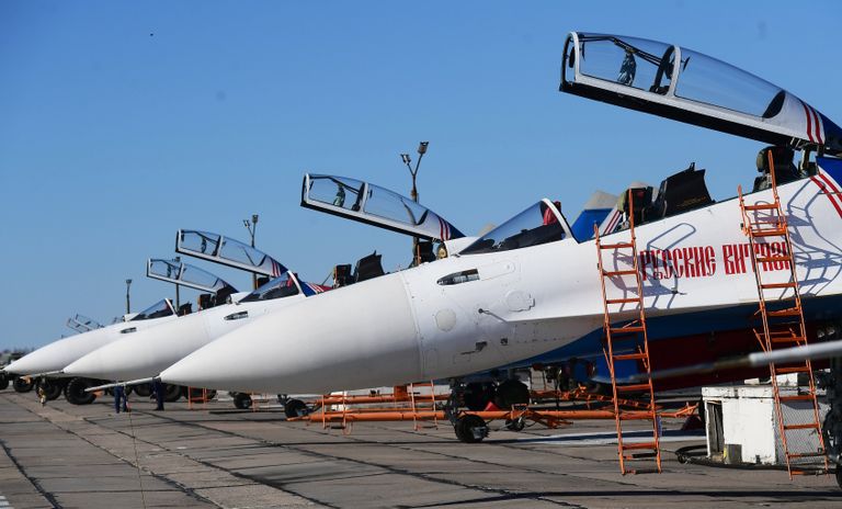 Многоцелевые истребители Су-30СМ пилотажной группы Русские Витязи на аэродроме Кубинка перед началом репетиции воздушной части парада Победы Многоцелевые истребители Су-30СМ пилотажной группы Русские Витязи на аэродроме Кубинка перед началом репетиции воздушной части парада Победы