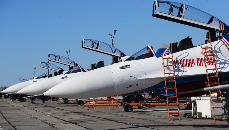 Многоцелевые истребители Су-30СМ пилотажной группы Русские Витязи на аэродроме Кубинка перед началом репетиции воздушной части парада Победы Многоцелевые истребители Су-30СМ пилотажной группы Русские Витязи на аэродроме Кубинка перед началом репетиции воздушной части парада Победы