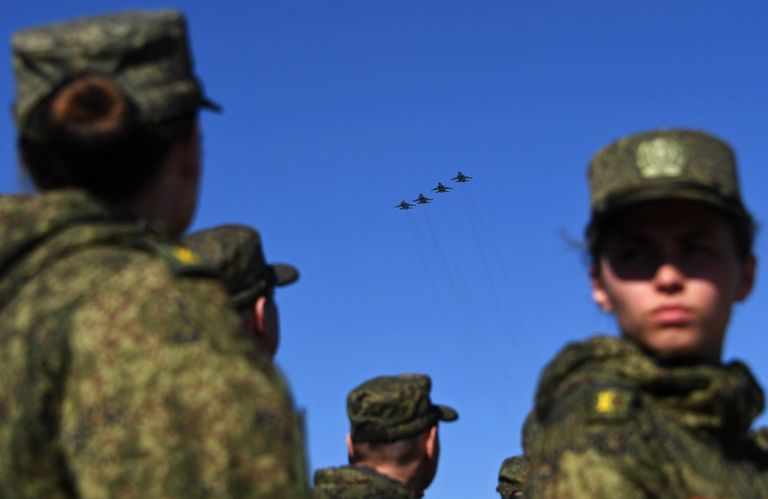 Многофункциональные истребители-бомбардировщики Су-34 на репетиции парада Победы на военном полигоне Алабино Многофункциональные истребители-бомбардировщики Су-34 на репетиции парада Победы на военном полигоне Алабино