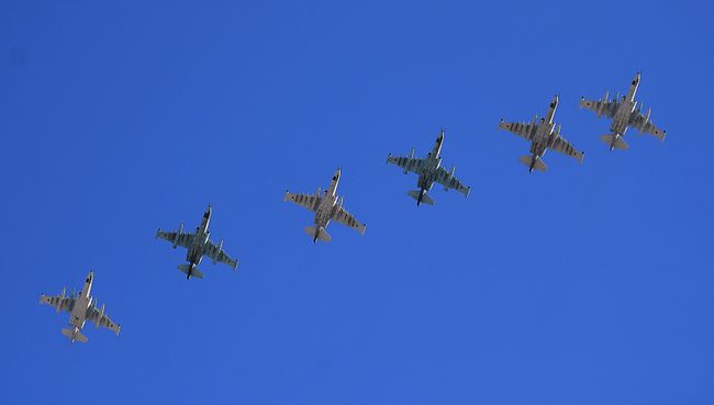 Штурмовики Су-25 во время репетиции воздушной части парада Победы