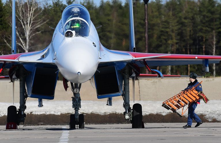 Многоцелевой истребитель Су-30СМ пилотажной группы Русские Витязи на аэродроме Кубинка перед началом репетиции воздушной части парада Победы Многоцелевой истребитель Су-30СМ пилотажной группы Русские Витязи на аэродроме Кубинка перед началом репетиции воздушной части парада Победы