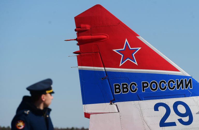 Многоцелевой истребитель МиГ-29 пилотажной группы Стрижи на аэродроме Кубинка после репетиции воздушной части парада Победы Многоцелевой истребитель МиГ-29 пилотажной группы Стрижи на аэродроме Кубинка после репетиции воздушной части парада Победы