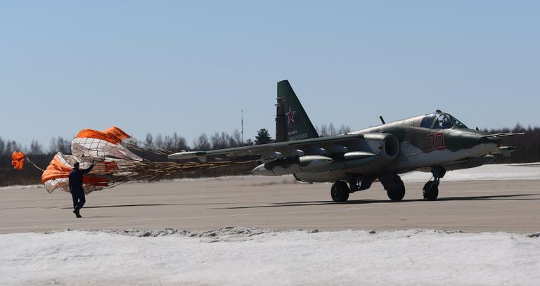 Штурмовик Су-25 садится на аэродроме Кубинка после репетиции воздушной части парада Победы Штурмовик Су-25 садится на аэродроме Кубинка после репетиции воздушной части парада Победы