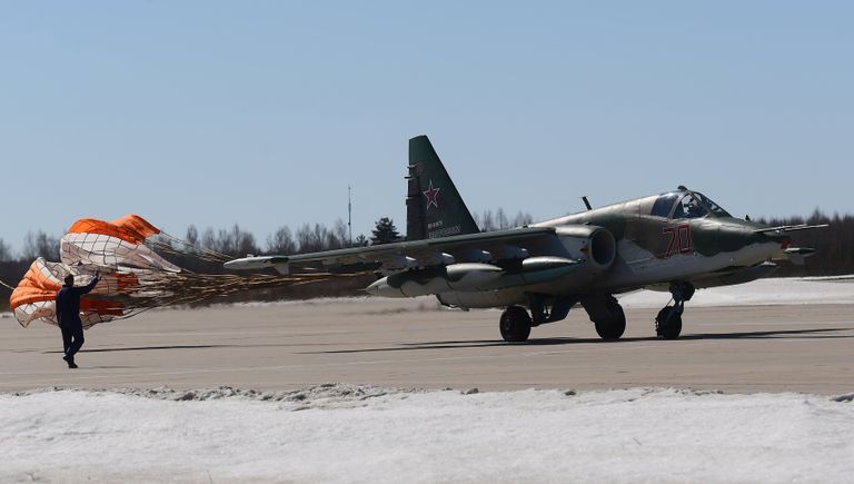 Штурмовик Су-25 садится на аэродроме Кубинка после репетиции воздушной части парада Победы Штурмовик Су-25 садится на аэродроме Кубинка после репетиции воздушной части парада Победы