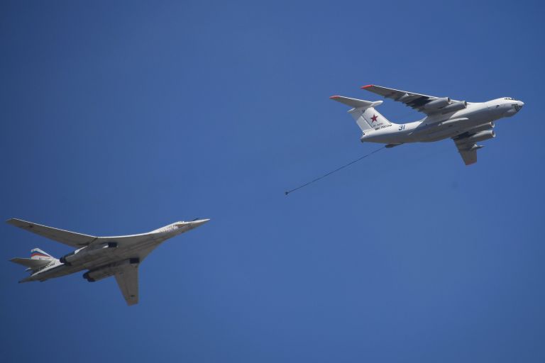 Самолет-заправщик Ил-78 и стратегический бомбардировщик-ракетоносец Ту-160 во время репетиции парада Победы на военном полигоне Алабино Самолет-заправщик Ил-78 и стратегический бомбардировщик-ракетоносец Ту-160 во время репетиции парада Победы на военном полигоне Алабино