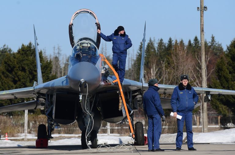 Многоцелевой истребитель МиГ-29 на аэродроме Кубинка перед началом репетиции воздушной части парада Победы Многоцелевой истребитель МиГ-29 на аэродроме Кубинка перед началом репетиции воздушной части парада Победы