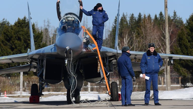 Многоцелевой истребитель МиГ-29 на аэродроме Кубинка перед началом репетиции воздушной части парада Победы Многоцелевой истребитель МиГ-29 на аэродроме Кубинка перед началом репетиции воздушной части парада Победы