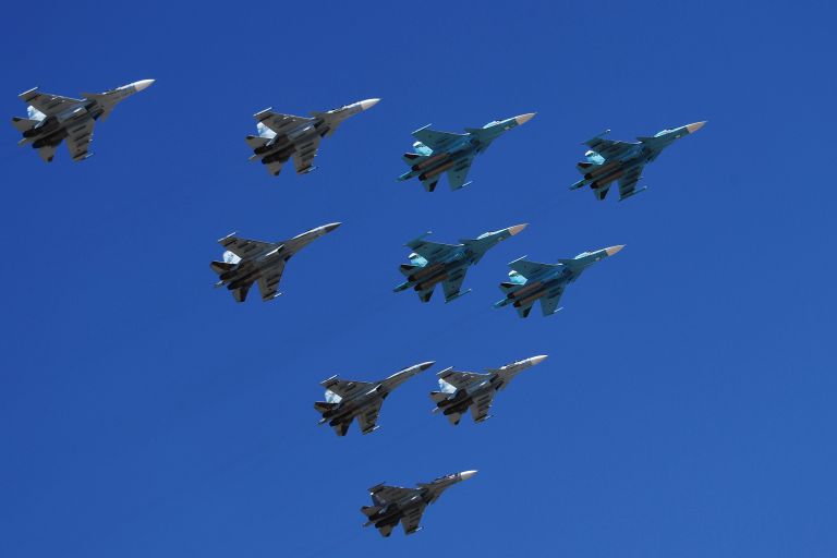Строй из истребителей Су-30, Су-35 и бомбардировщиков Су-34 во время репетиции парада Победы на военном полигоне Алабино Строй из истребителей Су-30, Су-35 и бомбардировщиков Су-34 во время репетиции парада Победы на военном полигоне Алабино