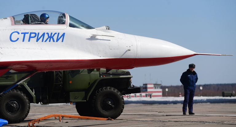 Многоцелевой истребитель МиГ-29 пилотажной группы Стрижи на аэродроме Кубинка после репетиции воздушной части парада Победы Многоцелевой истребитель МиГ-29 пилотажной группы Стрижи на аэродроме Кубинка после репетиции воздушной части парада Победы