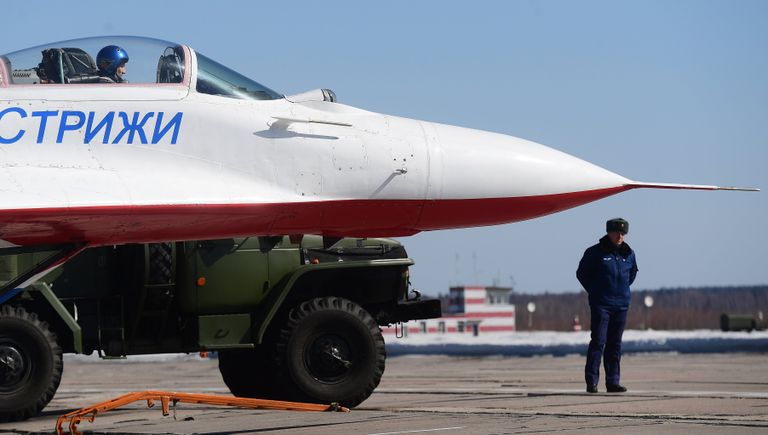 Многоцелевой истребитель МиГ-29 пилотажной группы Стрижи на аэродроме Кубинка после репетиции воздушной части парада Победы Многоцелевой истребитель МиГ-29 пилотажной группы Стрижи на аэродроме Кубинка после репетиции воздушной части парада Победы