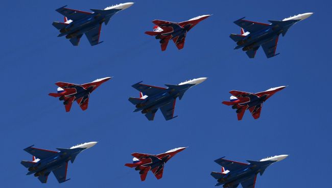 Многоцелевые истребители Су-30СМ пилотажной группы Русские Витязи и МиГ-29 пилотажной группы Стрижи на репетиции парада Победы на военном полигоне Алабино Многоцелевые истребители Су-30СМ пилотажной группы Русские Витязи и МиГ-29 пилотажной группы Стрижи на репетиции парада Победы на военном полигоне Алабино