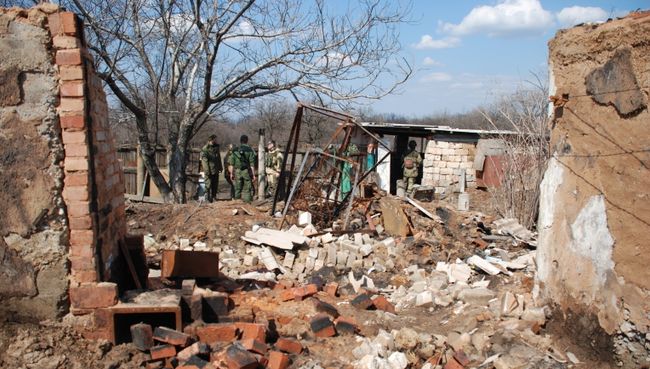 На линии разграничения в разрушенном поселке Желобок в Луганской области. Архивное фото На линии разграничения в разрушенном поселке Желобок в Луганской области. Архивное фото