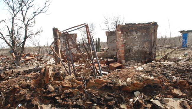 Разрушенные дома в поселке Желобок в Луганской области на линии разграничения. Архивное фото Разрушенные дома в поселке Желобок в Луганской области на линии разграничения. Архивное фото