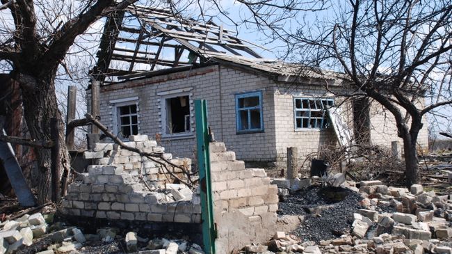Разрушенный дом в поселке Желобок в Луганской области на линии разграничения. Архивное фото