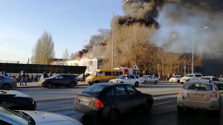 Кадры пожара на крыше бывшего ресторана в Самаре