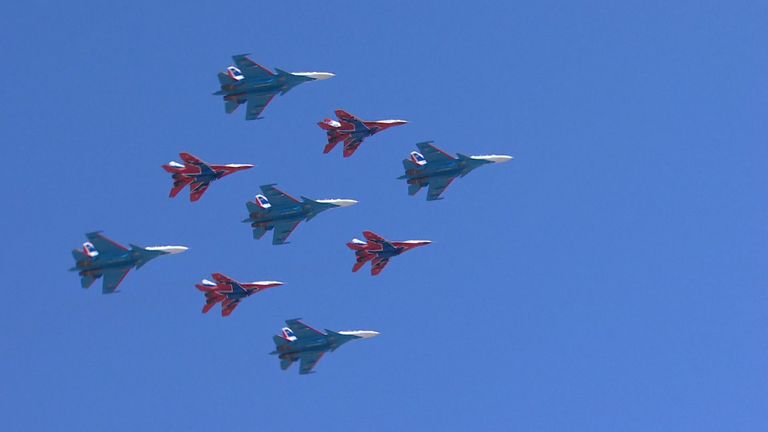 Боевые машины в небе и на земле: как репетируют парад Победы Боевые машины в небе и на земле: как репетируют парад Победы