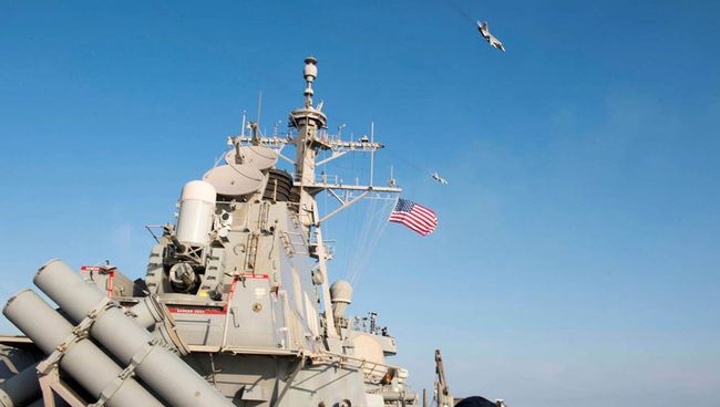 Российские штурмовики Су-24 пролетают рядом с американским эсминцем USS Donald Cook. Архивное фото Российские штурмовики Су-24 пролетают рядом с американским эсминцем USS Donald Cook. Архивное фото