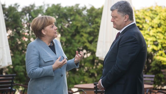 Президент Украины Петр Порошенко и канцлер Германии Ангела Меркель во время встречи в Берлине. 10 апреля 2018 Президент Украины Петр Порошенко и канцлер Германии Ангела Меркель во время встречи в Берлине. 10 апреля 2018