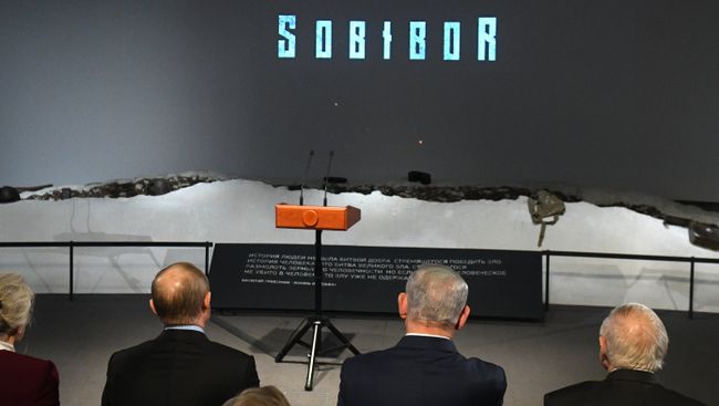 Владимир Путин и премьер-министр Государства Израиль Биньямин Нетаньяху во время просмотра фильма Собибор Владимир Путин и премьер-министр Государства Израиль Биньямин Нетаньяху во время просмотра фильма Собибор