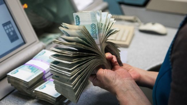Банкноты номиналом 1000 рублей. Архивное фото
