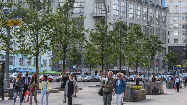 Прохожие на Тверской улице в Москве