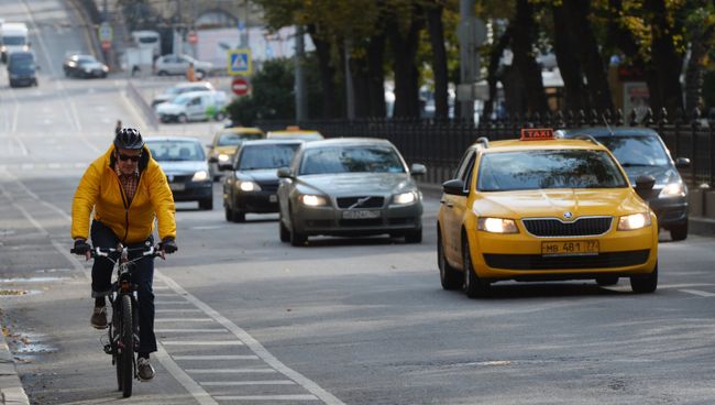 Велосипедист едет по велодорожке в Москве