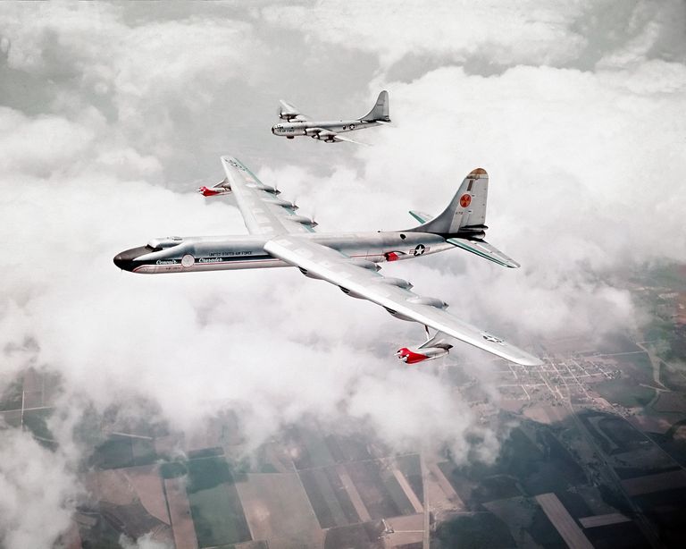 Самолет Convair NB-36H (на переднем плане)