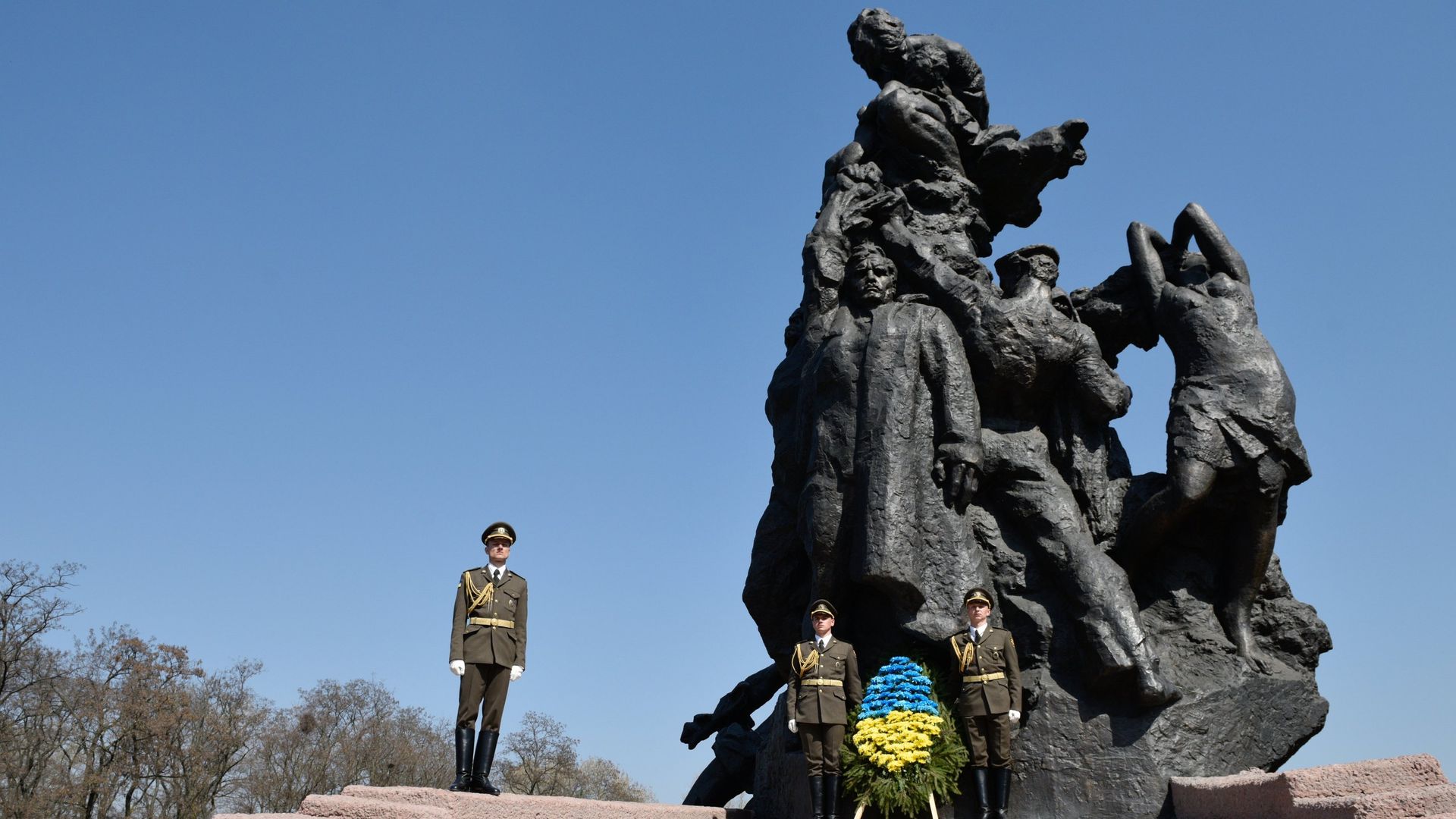 Церемония возложения цветов в Международный день освобождения узников фашистских концлагерей у мемориала памяти погибших в Бабьем Яру. 11 апреля 2018 Церемония возложения цветов в Международный день освобождения узников фашистских концлагерей у мемориала памяти погибших в Бабьем Яру. 11 апреля 2018 - РИА Новости, 1920, 28.09.2021