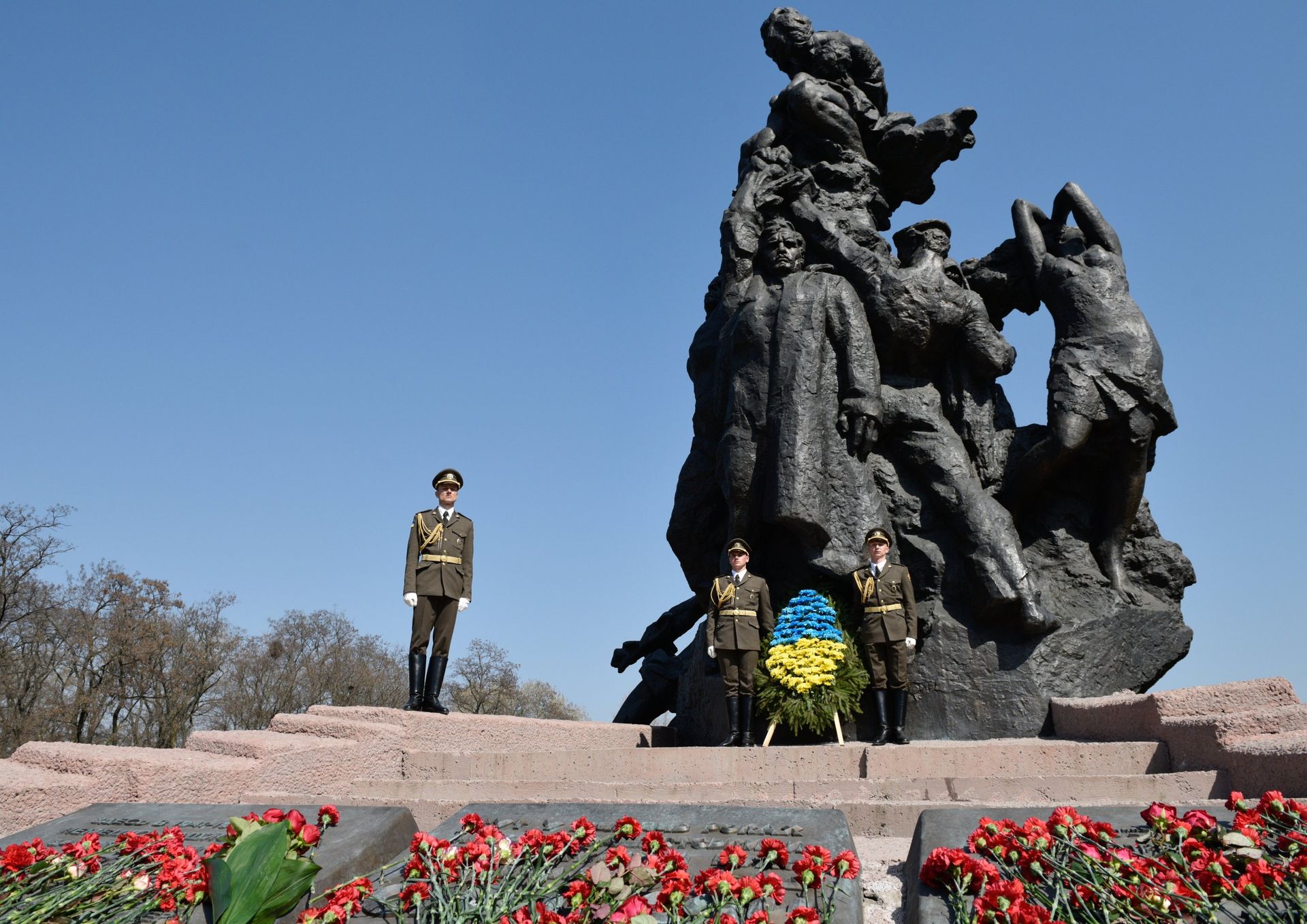Церемония возложения цветов в Международный день освобождения узников фашистских концлагерей у мемориала памяти погибших в Бабьем Яру. 11 апреля 2018 Церемония возложения цветов в Международный день освобождения узников фашистских концлагерей у мемориала памяти погибших в Бабьем Яру. 11 апреля 2018 - РИА Новости, 1920, 08.08.2021