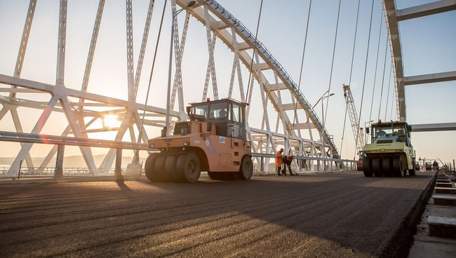 Укладка асфальтобетона на автодорожной арке Крымского моста. Апрель 2018