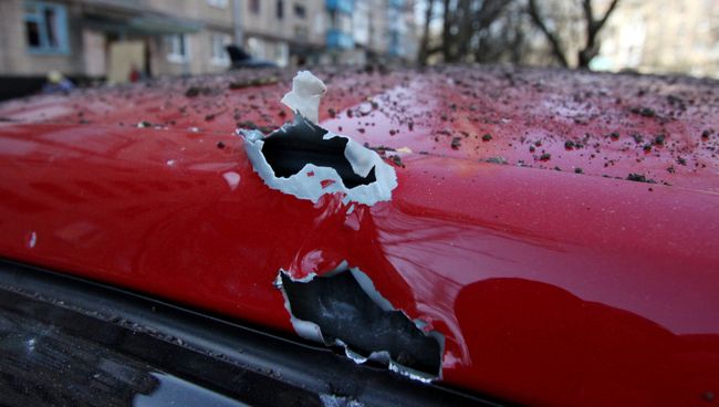 Повреждения автомобиля после ночного обстрела в Донецке. 11 апреля 2018 Повреждения автомобиля после ночного обстрела в Донецке. 11 апреля 2018