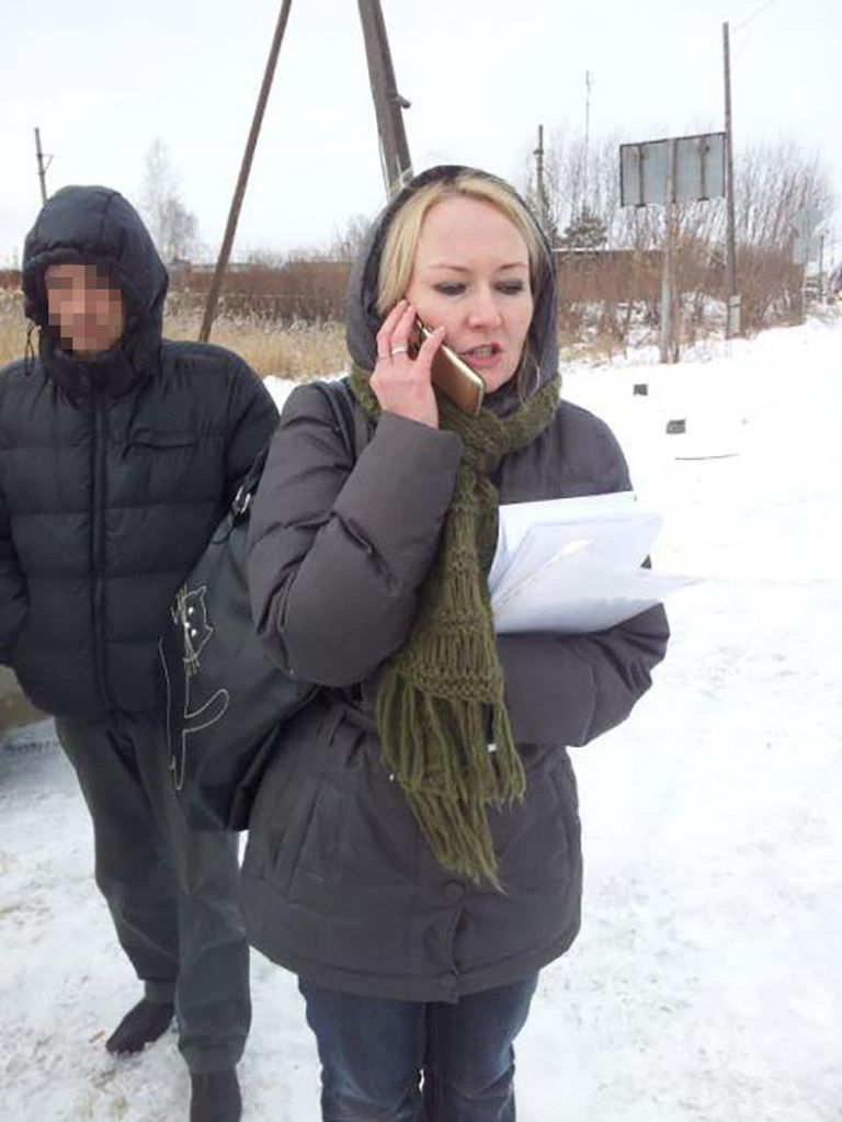 Оксана Труфанова возле ИК-6 в Копейске